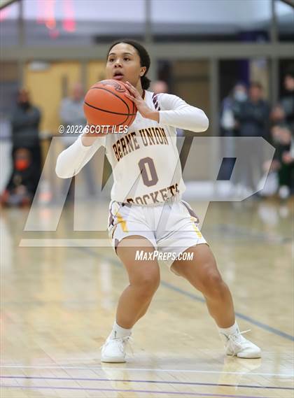 Thumbnail 3 in Newark Catholic vs. Berne Union (OHSAA D4 District Final) photogallery.