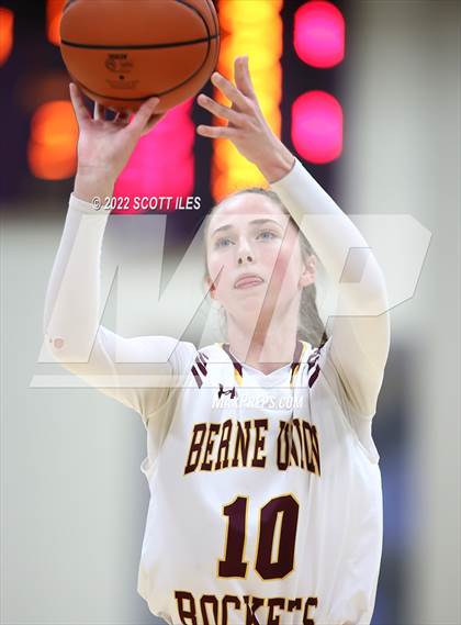 Thumbnail 2 in Newark Catholic vs. Berne Union (OHSAA D4 District Final) photogallery.
