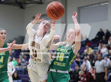 Thumbnail 3 in Newark Catholic vs. Berne Union (OHSAA D4 District Final) photogallery.