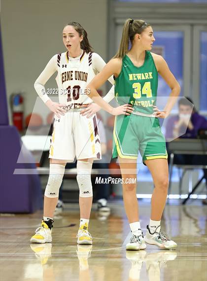 Thumbnail 2 in Newark Catholic vs. Berne Union (OHSAA D4 District Final) photogallery.