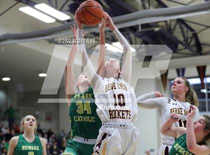 Thumbnail 2 in Newark Catholic vs. Berne Union (OHSAA D4 District Final) photogallery.