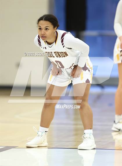 Thumbnail 3 in Newark Catholic vs. Berne Union (OHSAA D4 District Final) photogallery.