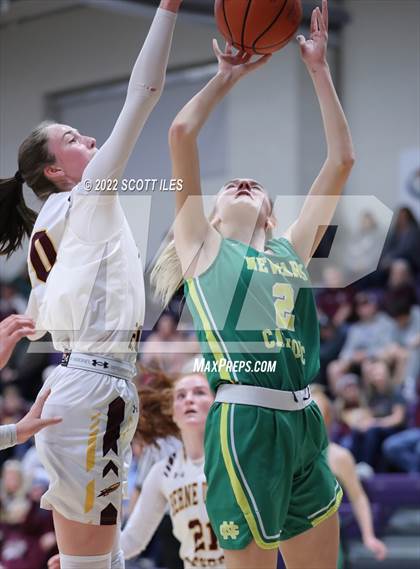 Thumbnail 3 in Newark Catholic vs. Berne Union (OHSAA D4 District Final) photogallery.