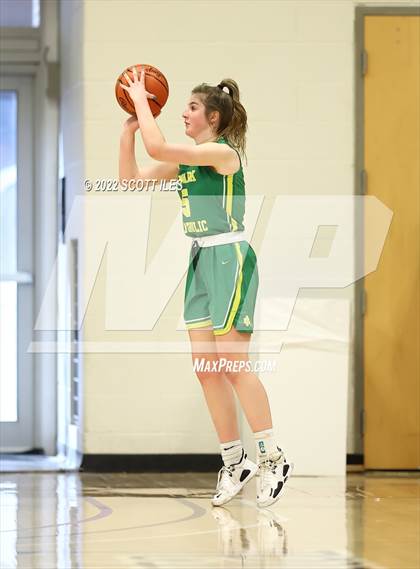Thumbnail 3 in Newark Catholic vs. Berne Union (OHSAA D4 District Final) photogallery.