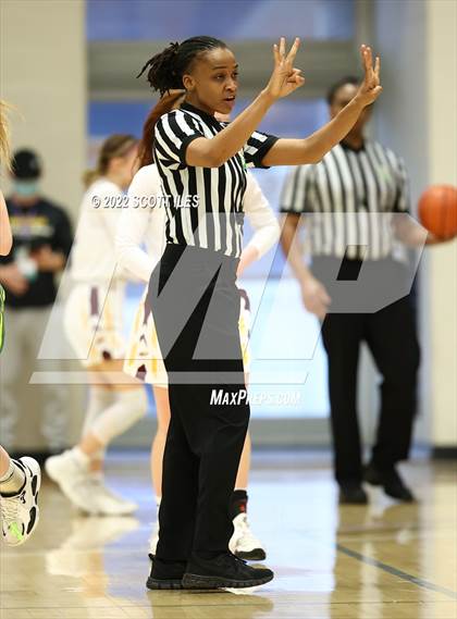 Thumbnail 2 in Newark Catholic vs. Berne Union (OHSAA D4 District Final) photogallery.