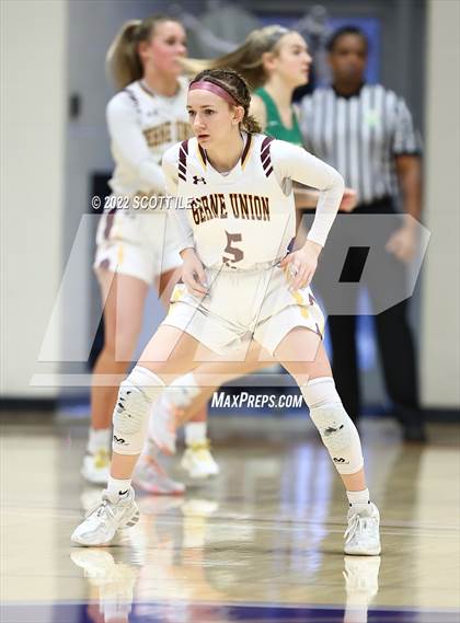 Thumbnail 3 in Newark Catholic vs. Berne Union (OHSAA D4 District Final) photogallery.