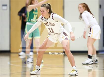 Thumbnail 3 in Newark Catholic vs. Berne Union (OHSAA D4 District Final) photogallery.