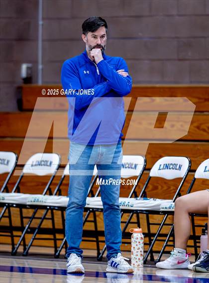 Thumbnail 3 in Marysville vs. Wheatland (Chavez Christmas Classic) photogallery.