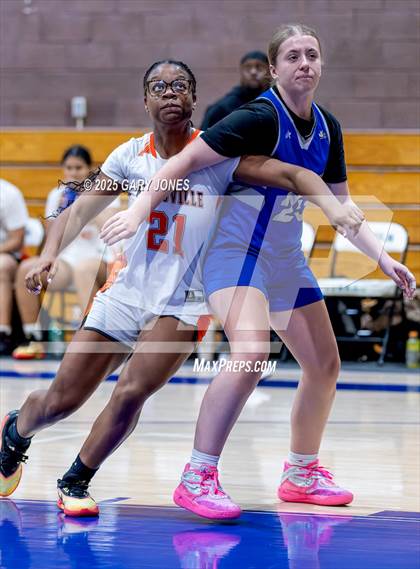 Thumbnail 3 in Marysville vs. Wheatland (Chavez Christmas Classic) photogallery.