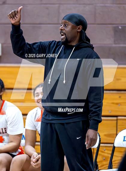 Thumbnail 3 in Marysville vs. Wheatland (Chavez Christmas Classic) photogallery.