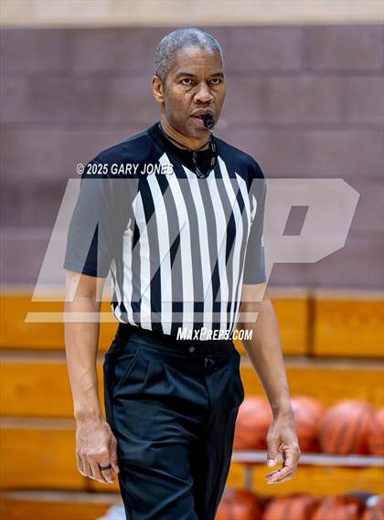 Thumbnail 3 in Marysville vs. Wheatland (Chavez Christmas Classic) photogallery.