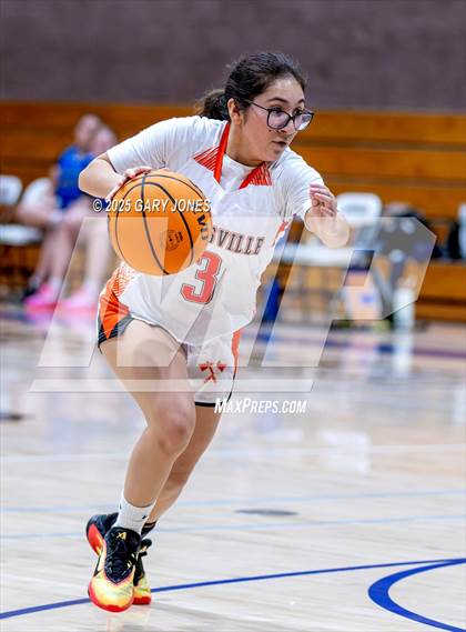 Thumbnail 2 in Marysville vs. Wheatland (Chavez Christmas Classic) photogallery.