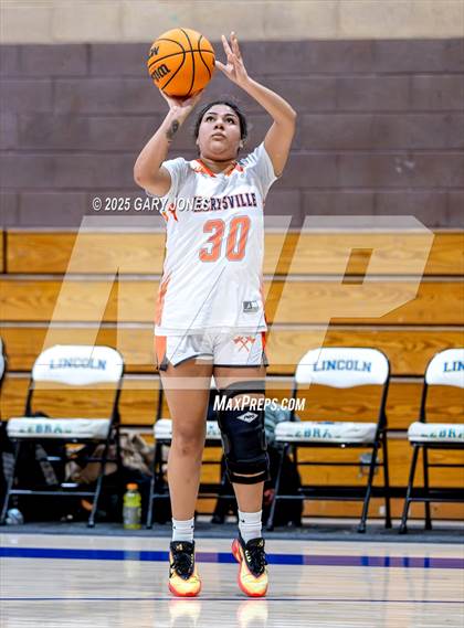 Thumbnail 2 in Marysville vs. Wheatland (Chavez Christmas Classic) photogallery.