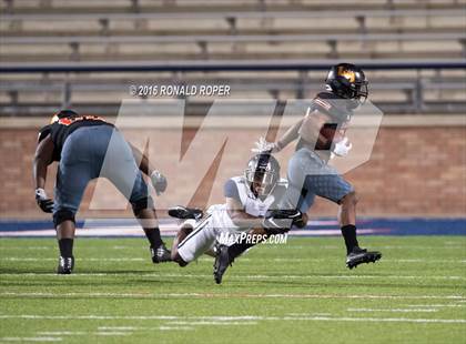 Thumbnail 3 in Wylie East vs. Lancaster (UIL 5A Regional Quarterfinal Playoff) photogallery.