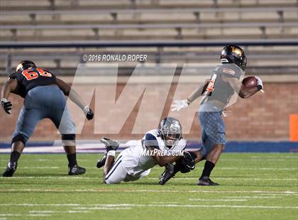 Thumbnail 2 in Wylie East vs. Lancaster (UIL 5A Regional Quarterfinal Playoff) photogallery.