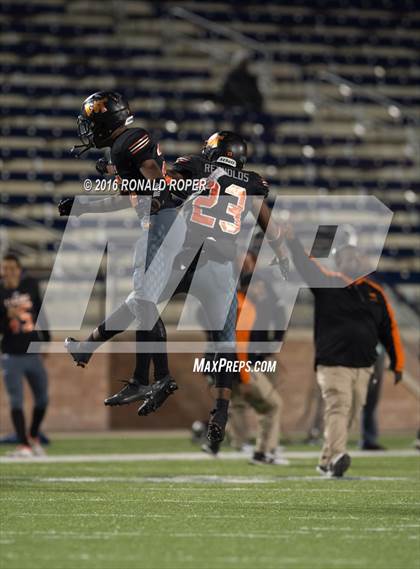 Thumbnail 2 in Wylie East vs. Lancaster (UIL 5A Regional Quarterfinal Playoff) photogallery.