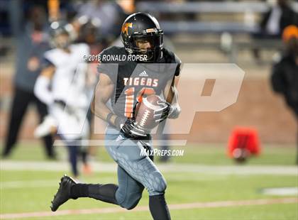 Thumbnail 2 in Wylie East vs. Lancaster (UIL 5A Regional Quarterfinal Playoff) photogallery.