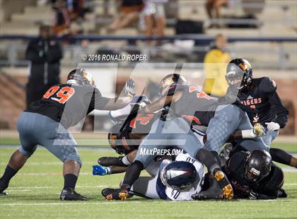 Thumbnail 2 in Wylie East vs. Lancaster (UIL 5A Regional Quarterfinal Playoff) photogallery.