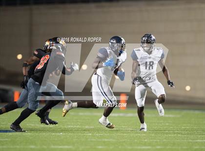 Thumbnail 2 in Wylie East vs. Lancaster (UIL 5A Regional Quarterfinal Playoff) photogallery.