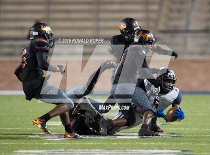Thumbnail 3 in Wylie East vs. Lancaster (UIL 5A Regional Quarterfinal Playoff) photogallery.