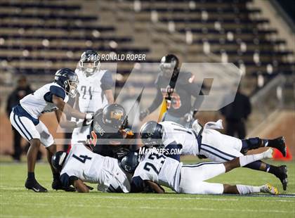 Thumbnail 2 in Wylie East vs. Lancaster (UIL 5A Regional Quarterfinal Playoff) photogallery.