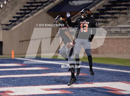 Thumbnail 3 in Wylie East vs. Lancaster (UIL 5A Regional Quarterfinal Playoff) photogallery.