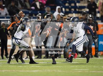 Thumbnail 3 in Wylie East vs. Lancaster (UIL 5A Regional Quarterfinal Playoff) photogallery.