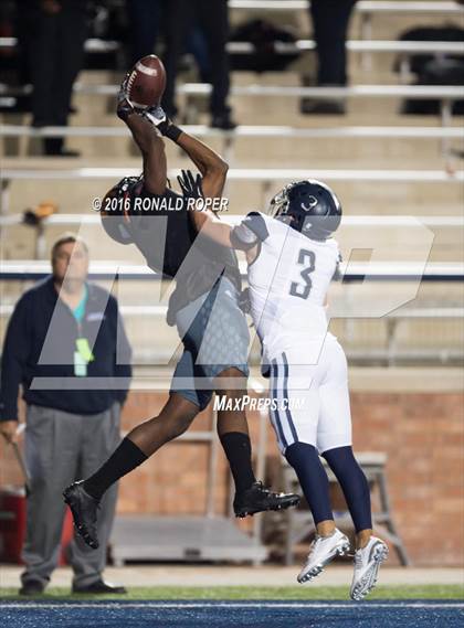 Thumbnail 2 in Wylie East vs. Lancaster (UIL 5A Regional Quarterfinal Playoff) photogallery.