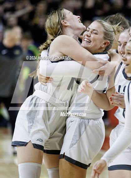 Thumbnail 2 in Lincoln Southwest vs. Lincoln Southeast (NSAA Class A Quarterfinal) photogallery.