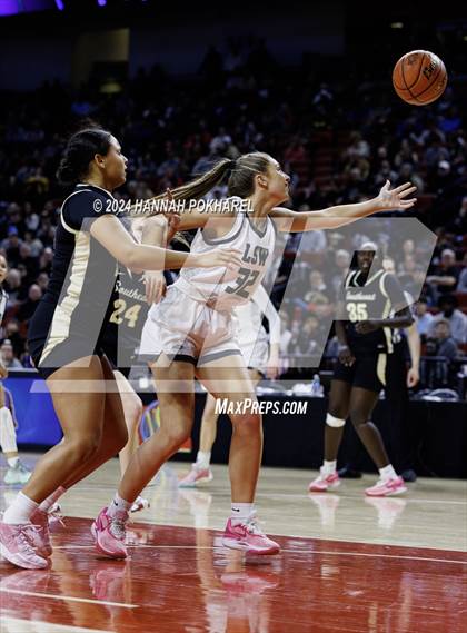 Thumbnail 3 in Lincoln Southwest vs. Lincoln Southeast (NSAA Class A Quarterfinal) photogallery.