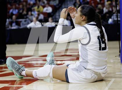 Thumbnail 2 in Lincoln Southwest vs. Lincoln Southeast (NSAA Class A Quarterfinal) photogallery.
