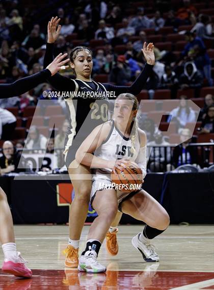 Thumbnail 3 in Lincoln Southwest vs. Lincoln Southeast (NSAA Class A Quarterfinal) photogallery.