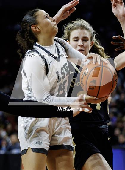 Thumbnail 2 in Lincoln Southwest vs. Lincoln Southeast (NSAA Class A Quarterfinal) photogallery.