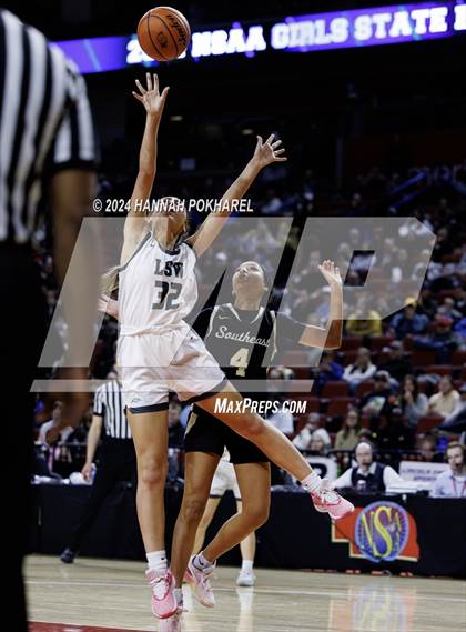 Thumbnail 1 in Lincoln Southwest vs. Lincoln Southeast (NSAA Class A Quarterfinal) photogallery.