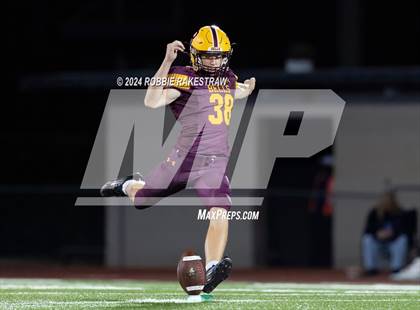 Thumbnail 1 in Blooming Grove vs. Bells (UIL 3A Division II Bi-District Playoff) photogallery.