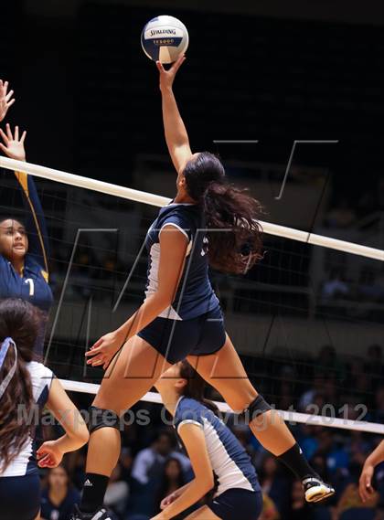 Thumbnail 3 in Kamehameha vs. Punahou (HHSAA D1 Final) photogallery.