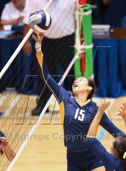Thumbnail 1 in Kamehameha vs. Punahou (HHSAA D1 Final) photogallery.