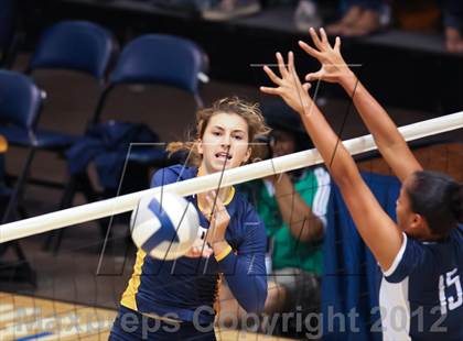 Thumbnail 3 in Kamehameha vs. Punahou (HHSAA D1 Final) photogallery.