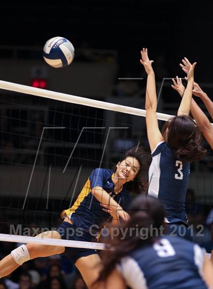 Thumbnail 1 in Kamehameha vs. Punahou (HHSAA D1 Final) photogallery.
