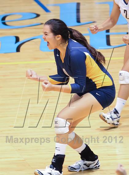 Thumbnail 2 in Kamehameha vs. Punahou (HHSAA D1 Final) photogallery.