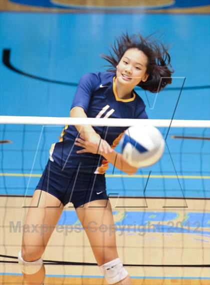 Thumbnail 1 in Kamehameha vs. Punahou (HHSAA D1 Final) photogallery.