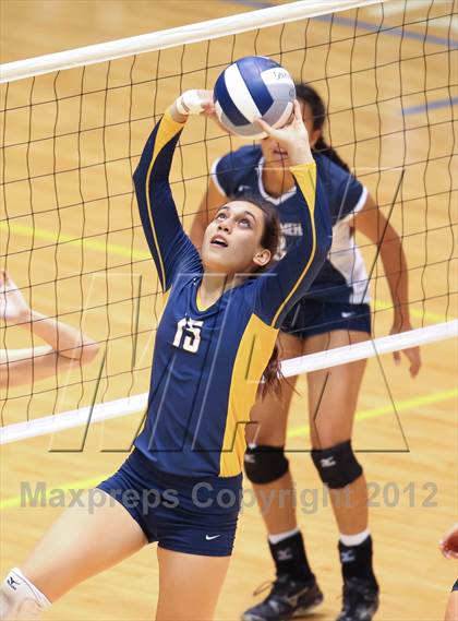 Thumbnail 3 in Kamehameha vs. Punahou (HHSAA D1 Final) photogallery.