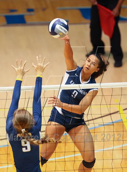 Thumbnail 1 in Kamehameha vs. Punahou (HHSAA D1 Final) photogallery.