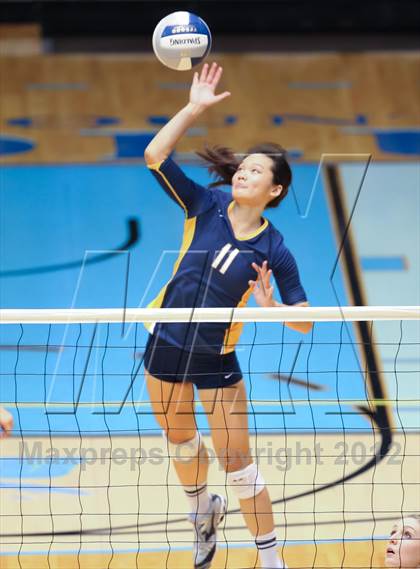 Thumbnail 3 in Kamehameha vs. Punahou (HHSAA D1 Final) photogallery.