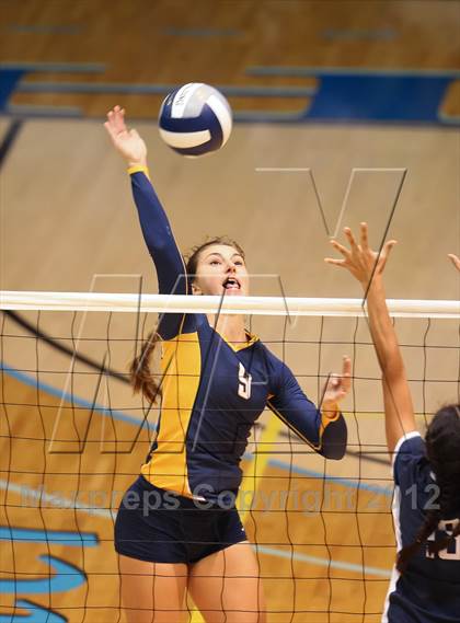 Thumbnail 2 in Kamehameha vs. Punahou (HHSAA D1 Final) photogallery.
