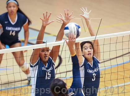 Thumbnail 2 in Kamehameha vs. Punahou (HHSAA D1 Final) photogallery.