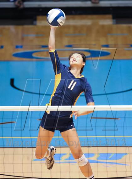 Thumbnail 2 in Kamehameha vs. Punahou (HHSAA D1 Final) photogallery.