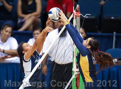 Thumbnail 2 in Kamehameha vs. Punahou (HHSAA D1 Final) photogallery.