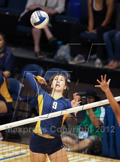 Thumbnail 1 in Kamehameha vs. Punahou (HHSAA D1 Final) photogallery.
