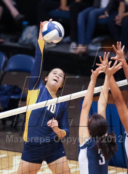 Thumbnail 3 in Kamehameha vs. Punahou (HHSAA D1 Final) photogallery.